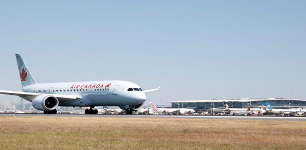 Air Canada landing at Brisbane Airport
