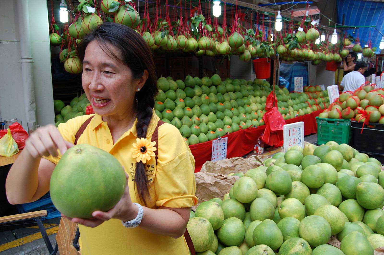 An introduction to pomelos on a walking tour of the Chinatown markets, Singapore | Top reasons to visit Singapore