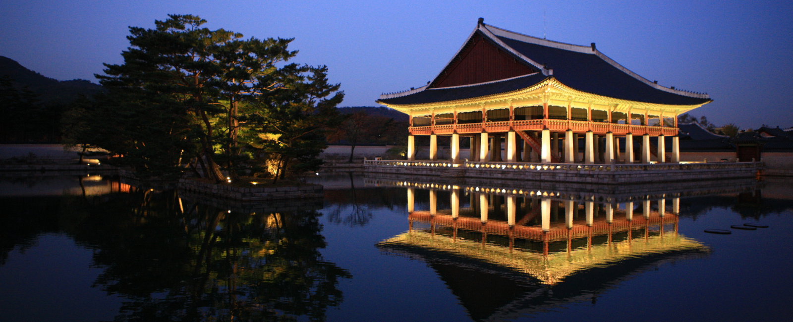 Gyeongbokgung Palace at night