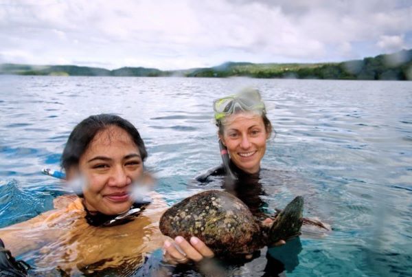 Australian volunteer Emma Krusic with Vetekina Pau'u, Fisheries Science Assistant on the island of Vava'u
