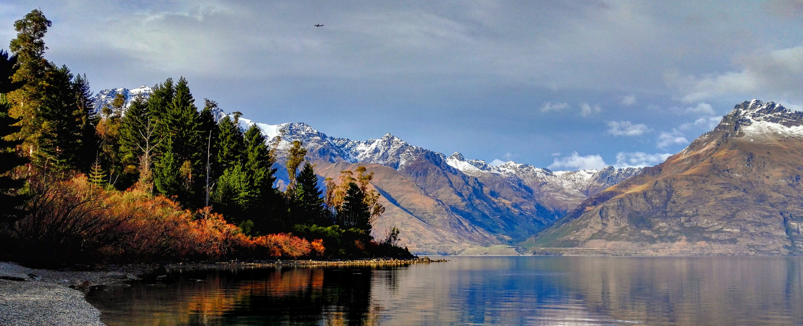 Lake and mountains in Queenstown