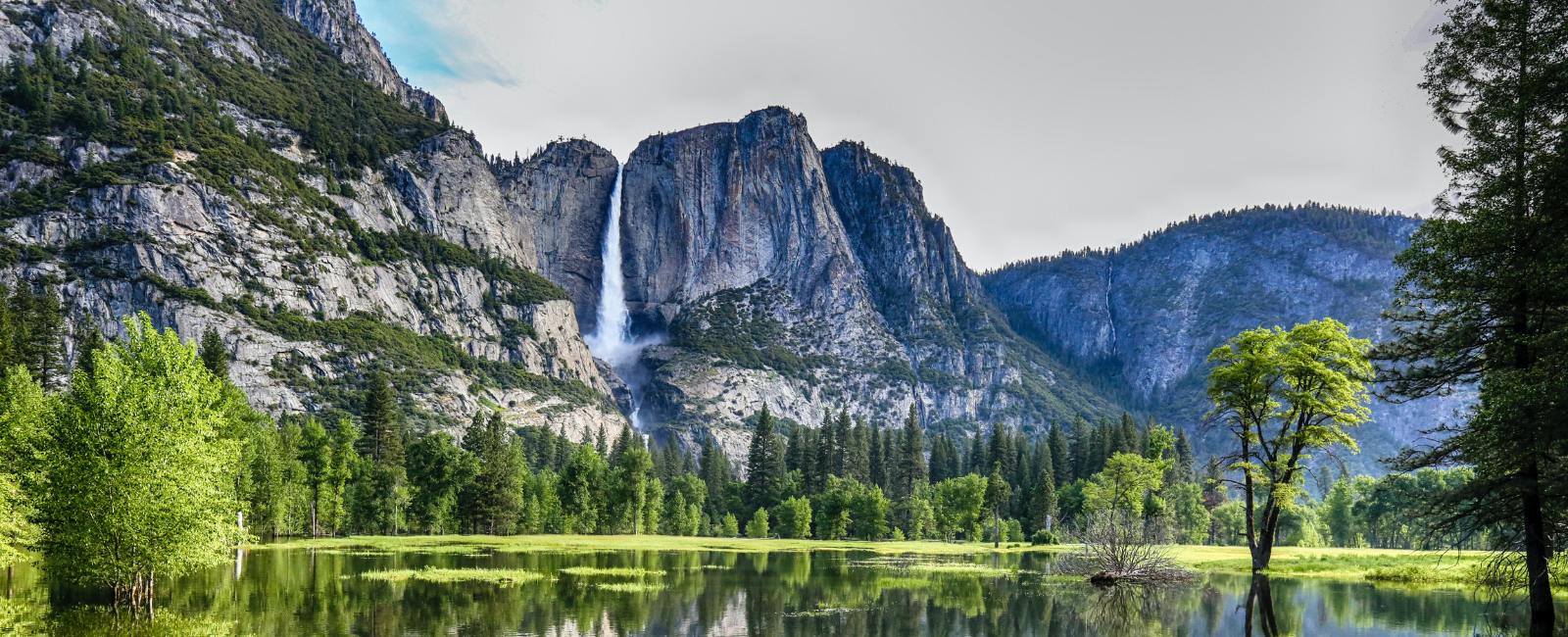 Lake and mountains at Yosemite National Park