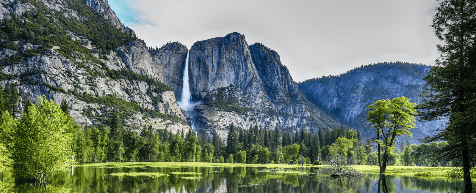 Lake and mountains at Yosemite National Park