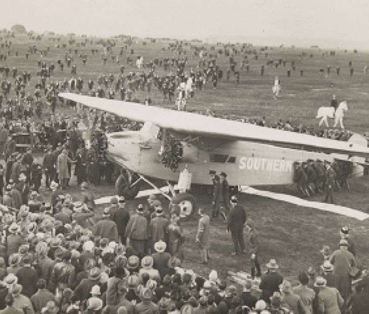 Southern Cross arriving at Essendon aerodrome Southern Cross arriving at Essendon aerodrome