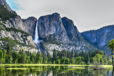 Lake and mountains at Yosemite National Park