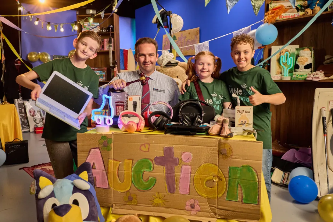 Children's Hospital Foundation kids and Lloyd's auctioneer